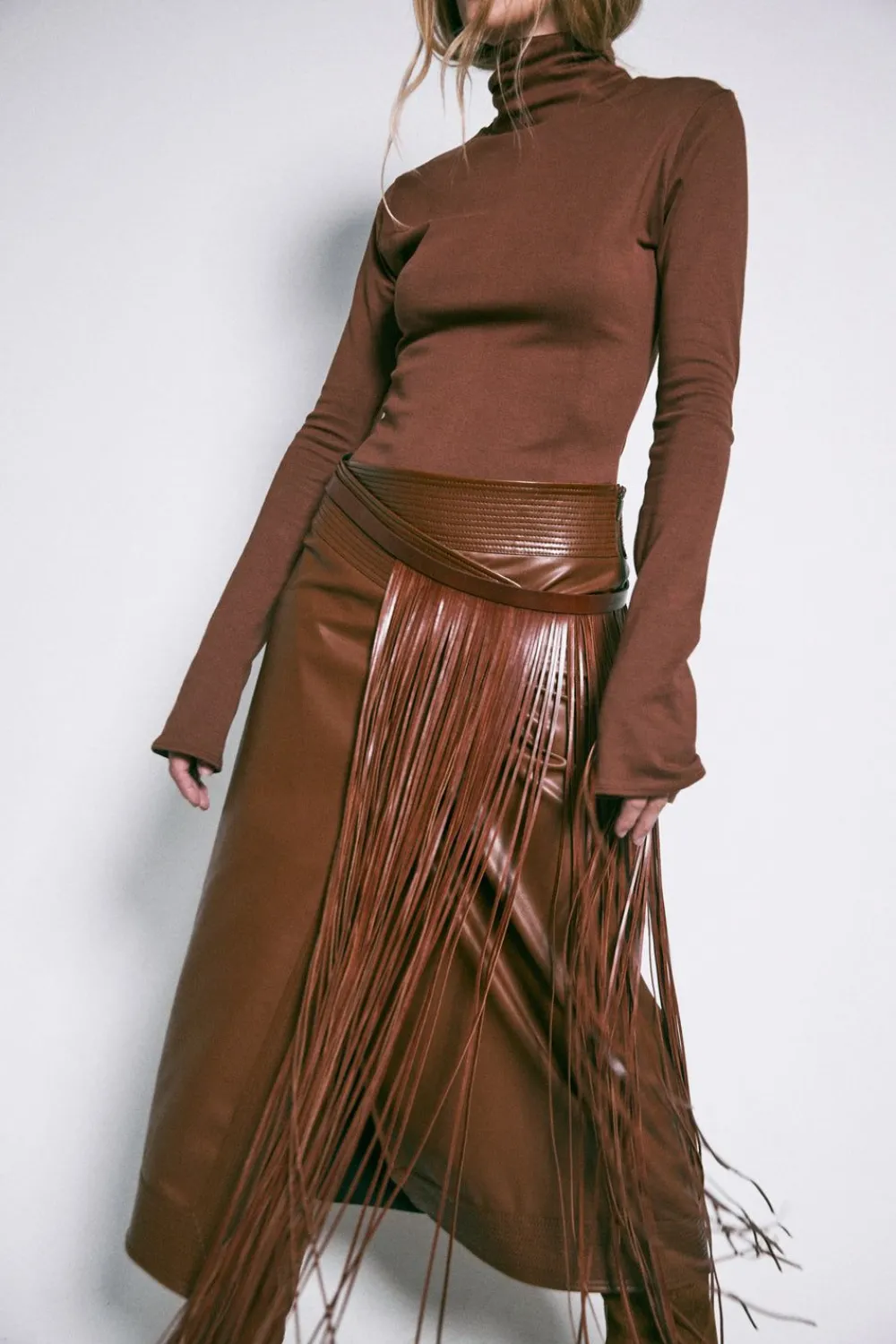 Hot Dancing Earthward Belt In Tobacco Belts
